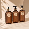Set de tres dispensadores ámbar con bomba dorada SOSS&CO